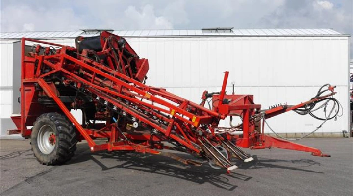 Dewulf 2 row pulled carrot harvester with elevator