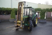 John Deere met fronthefmast (2)