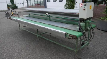 Letisztítja a cikóriavágót szállítószalagokkal és csomagolóasztallal