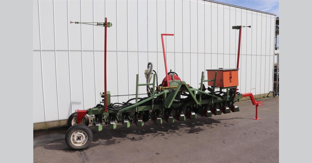 Becker 12 row pneumatic sowing machine • Duijndam Machines