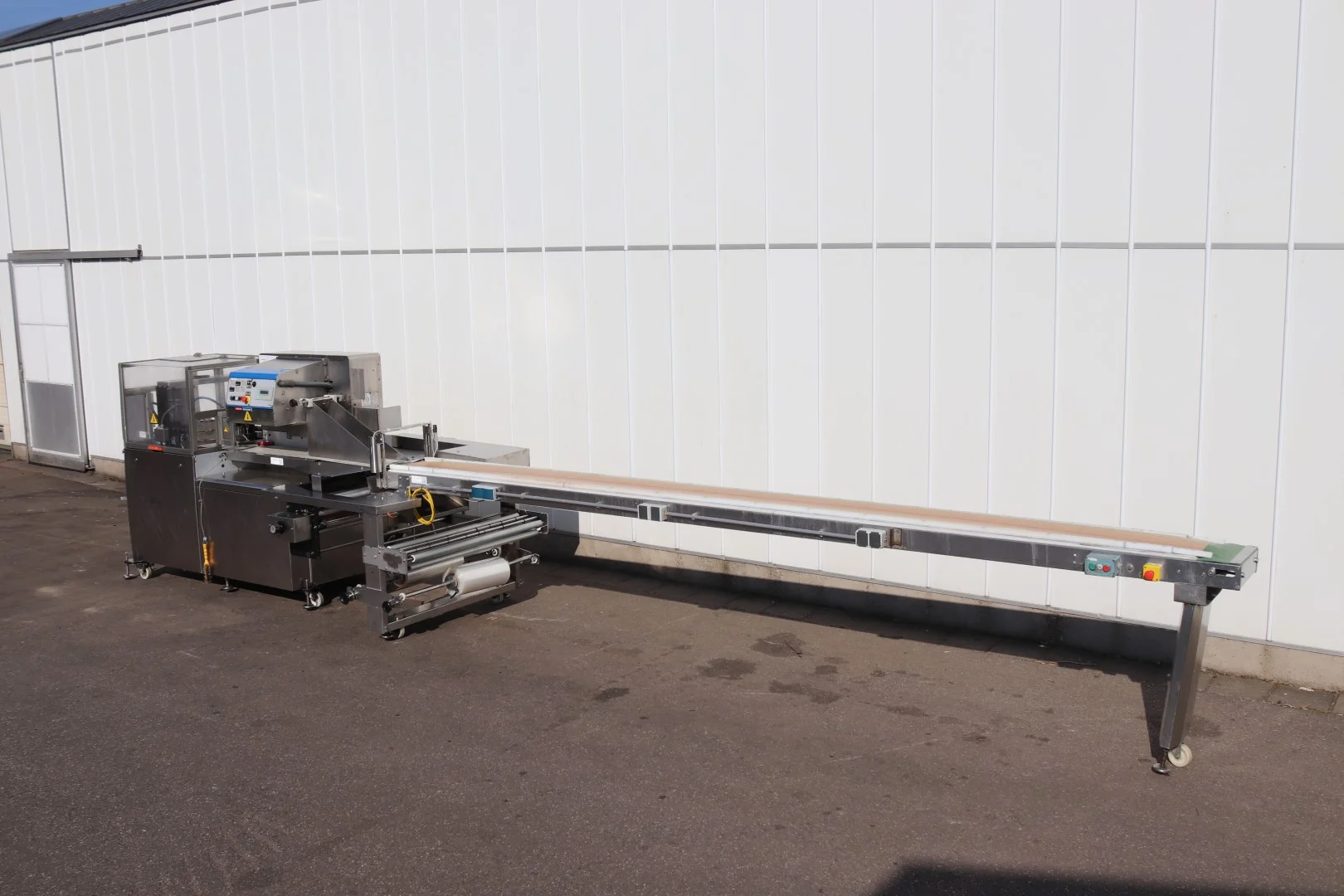 Ulma PV-350 LS-H-I-X flowpacker with conveyor belt • Duijndam Machines